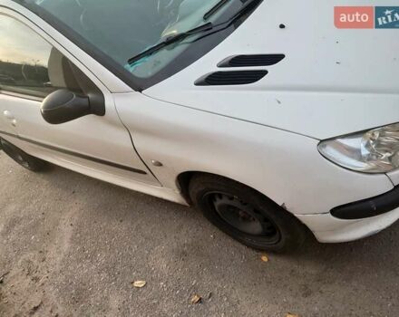 Білий Пежо 206, об'ємом двигуна 1.36 л та пробігом 253 тис. км за 1900 $, фото 5 на Automoto.ua