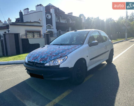 Белый Пежо 206, объемом двигателя 1.36 л и пробегом 293 тыс. км за 2500 $, фото 1 на Automoto.ua