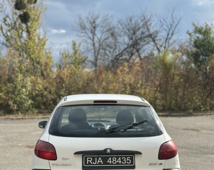 Білий Пежо 206, об'ємом двигуна 2 л та пробігом 300 тис. км за 1000 $, фото 4 на Automoto.ua
