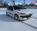 Белый Пежо 206, объемом двигателя 1.4 л и пробегом 322 тыс. км за 2500 $, фото 1 на Automoto.ua