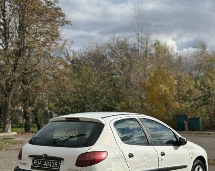 Білий Пежо 206, об'ємом двигуна 2 л та пробігом 300 тис. км за 1000 $, фото 5 на Automoto.ua