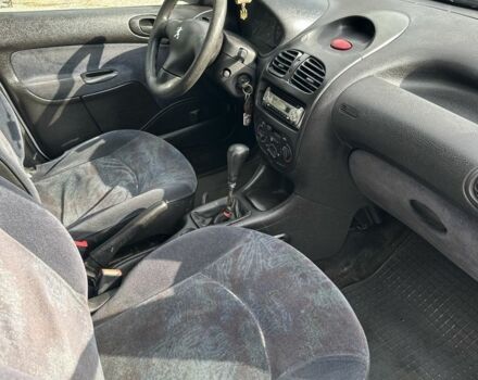 Білий Пежо 206, об'ємом двигуна 2 л та пробігом 300 тис. км за 1000 $, фото 9 на Automoto.ua
