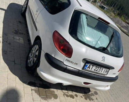 Білий Пежо 206, об'ємом двигуна 1.36 л та пробігом 303 тис. км за 2400 $, фото 1 на Automoto.ua