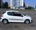 Белый Пежо 206, объемом двигателя 1.4 л и пробегом 215 тыс. км за 3200 $, фото 1 на Automoto.ua