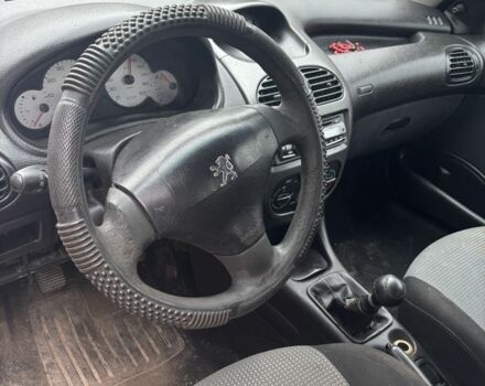Белый Пежо 206, объемом двигателя 1.1 л и пробегом 387 тыс. км за 1600 $, фото 7 на Automoto.ua