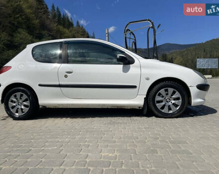 Білий Пежо 206, об'ємом двигуна 1.36 л та пробігом 303 тис. км за 2400 $, фото 5 на Automoto.ua