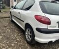 Белый Пежо 206, объемом двигателя 1.1 л и пробегом 387 тыс. км за 1600 $, фото 5 на Automoto.ua