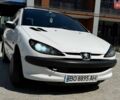 Белый Пежо 206, объемом двигателя 1.1 л и пробегом 120 тыс. км за 2800 $, фото 1 на Automoto.ua