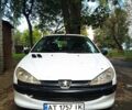 Белый Пежо 206, объемом двигателя 1.12 л и пробегом 100 тыс. км за 1999 $, фото 1 на Automoto.ua