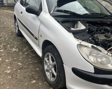 Белый Пежо 206, объемом двигателя 1.1 л и пробегом 387 тыс. км за 1600 $, фото 2 на Automoto.ua