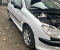 Белый Пежо 206, объемом двигателя 1.1 л и пробегом 387 тыс. км за 1600 $, фото 2 на Automoto.ua