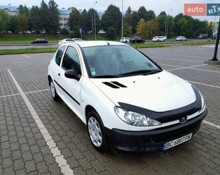 Белый Пежо 206, объемом двигателя 1.4 л и пробегом 182 тыс. км за 4200 $, фото 1 на Automoto.ua