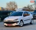 Белый Пежо 206, объемом двигателя 1.4 л и пробегом 322 тыс. км за 2800 $, фото 1 на Automoto.ua