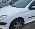Белый Пежо 206, объемом двигателя 1.4 л и пробегом 225 тыс. км за 3000 $, фото 4 на Automoto.ua