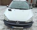 Белый Пежо 206, объемом двигателя 1.4 л и пробегом 359 тыс. км за 2500 $, фото 1 на Automoto.ua