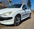 Белый Пежо 206, объемом двигателя 1.4 л и пробегом 280 тыс. км за 3300 $, фото 1 на Automoto.ua