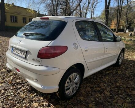 Белый Пежо 206, объемом двигателя 1.4 л и пробегом 298 тыс. км за 3600 $, фото 3 на Automoto.ua