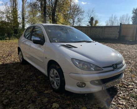 Белый Пежо 206, объемом двигателя 1.4 л и пробегом 298 тыс. км за 3600 $, фото 6 на Automoto.ua