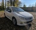 Белый Пежо 206, объемом двигателя 1.4 л и пробегом 298 тыс. км за 3600 $, фото 6 на Automoto.ua