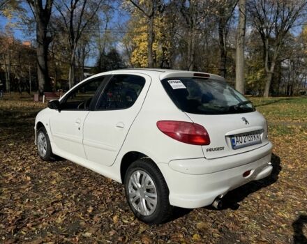 Белый Пежо 206, объемом двигателя 1.4 л и пробегом 298 тыс. км за 3600 $, фото 4 на Automoto.ua
