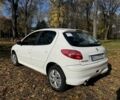 Белый Пежо 206, объемом двигателя 1.4 л и пробегом 298 тыс. км за 3600 $, фото 4 на Automoto.ua