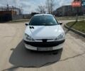 Белый Пежо 206, объемом двигателя 1.36 л и пробегом 104 тыс. км за 4450 $, фото 1 на Automoto.ua