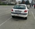 Белый Пежо 206, объемом двигателя 1.36 л и пробегом 260 тыс. км за 1600 $, фото 1 на Automoto.ua