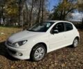 Белый Пежо 206, объемом двигателя 1.4 л и пробегом 298 тыс. км за 3600 $, фото 5 на Automoto.ua