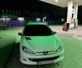 Белый Пежо 206, объемом двигателя 1.4 л и пробегом 318 тыс. км за 3100 $, фото 1 на Automoto.ua