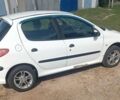 Белый Пежо 206, объемом двигателя 1.4 л и пробегом 164 тыс. км за 2600 $, фото 3 на Automoto.ua