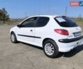 Белый Пежо 206, объемом двигателя 1.36 л и пробегом 182 тыс. км за 2600 $, фото 1 на Automoto.ua