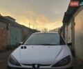 Белый Пежо 206, объемом двигателя 1.4 л и пробегом 299 тыс. км за 3900 $, фото 1 на Automoto.ua