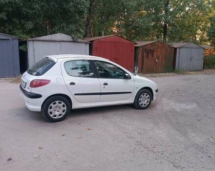 Білий Пежо 206, об'ємом двигуна 1.4 л та пробігом 230 тис. км за 2900 $, фото 6 на Automoto.ua