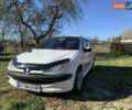 Белый Пежо 206, объемом двигателя 1.4 л и пробегом 383 тыс. км за 2750 $, фото 1 на Automoto.ua