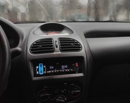 Белый Пежо 206, объемом двигателя 1.4 л и пробегом 201 тыс. км за 3700 $, фото 3 на Automoto.ua