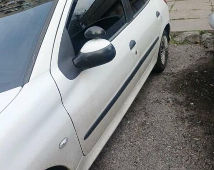 Белый Пежо 206, объемом двигателя 1.36 л и пробегом 248 тыс. км за 2700 $, фото 5 на Automoto.ua