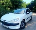 Белый Пежо 206, объемом двигателя 1.4 л и пробегом 320 тыс. км за 3500 $, фото 1 на Automoto.ua