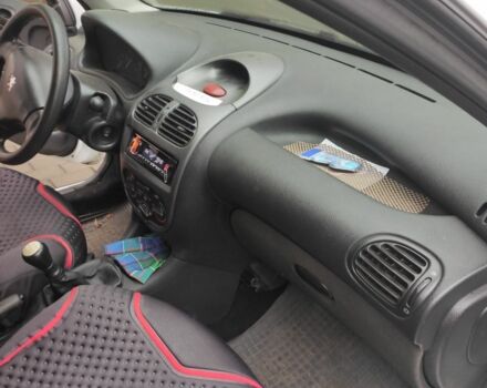 Белый Пежо 206, объемом двигателя 1.4 л и пробегом 201 тыс. км за 3700 $, фото 6 на Automoto.ua