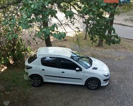 Белый Пежо 206, объемом двигателя 1.4 л и пробегом 235 тыс. км за 4100 $, фото 17 на Automoto.ua