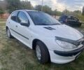 Белый Пежо 206, объемом двигателя 1.4 л и пробегом 231 тыс. км за 2500 $, фото 2 на Automoto.ua