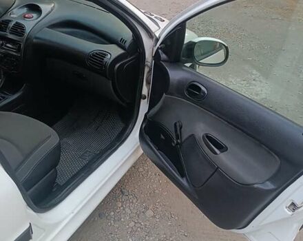 Білий Пежо 206, об'ємом двигуна 1.4 л та пробігом 230 тис. км за 2900 $, фото 12 на Automoto.ua