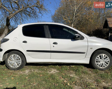 Белый Пежо 206, объемом двигателя 1.4 л и пробегом 383 тыс. км за 2750 $, фото 5 на Automoto.ua