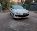 Білий Пежо 206, об'ємом двигуна 1.4 л та пробігом 230 тис. км за 2900 $, фото 2 на Automoto.ua
