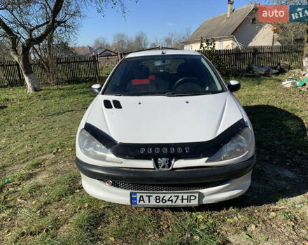 Белый Пежо 206, объемом двигателя 1.4 л и пробегом 383 тыс. км за 2750 $, фото 1 на Automoto.ua