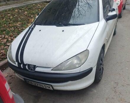 Белый Пежо 206, объемом двигателя 1.36 л и пробегом 248 тыс. км за 2700 $, фото 7 на Automoto.ua