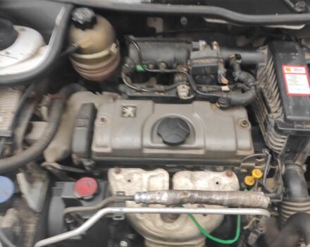 Белый Пежо 206, объемом двигателя 1.4 л и пробегом 201 тыс. км за 3700 $, фото 4 на Automoto.ua