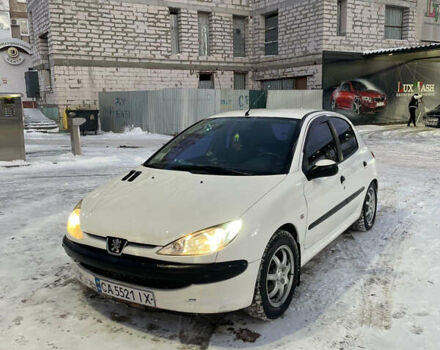 Белый Пежо 206, объемом двигателя 1.36 л и пробегом 239 тыс. км за 3300 $, фото 1 на Automoto.ua