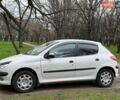 Белый Пежо 206, объемом двигателя 1.59 л и пробегом 141 тыс. км за 4700 $, фото 1 на Automoto.ua