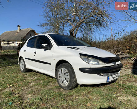 Белый Пежо 206, объемом двигателя 1.4 л и пробегом 383 тыс. км за 2750 $, фото 2 на Automoto.ua
