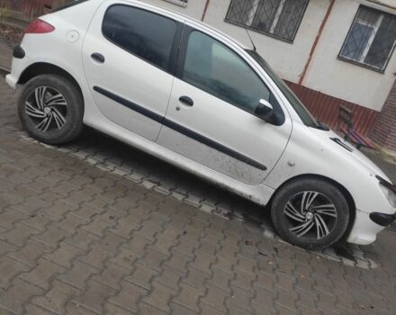 Белый Пежо 206, объемом двигателя 1.4 л и пробегом 201 тыс. км за 3700 $, фото 2 на Automoto.ua